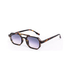 Lentes de sol LIV de Solivo, vistos desde un ángulo lateral, con cristales polarizados en carey, perfectos para un estilo premium y claridad visual.