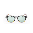 Lentes de sol LOND Carey Celeste de Solivo, diseño elegante y moderno, con lentes polarizados verdes y armazón en color negro y marrón cálido.