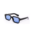 Lentes de sol LOU de Solivo, vistas desde un ángulo lateral, destacando su diseño contemporáneo y polarizados, ideales para el estilo de vida al aire libre.