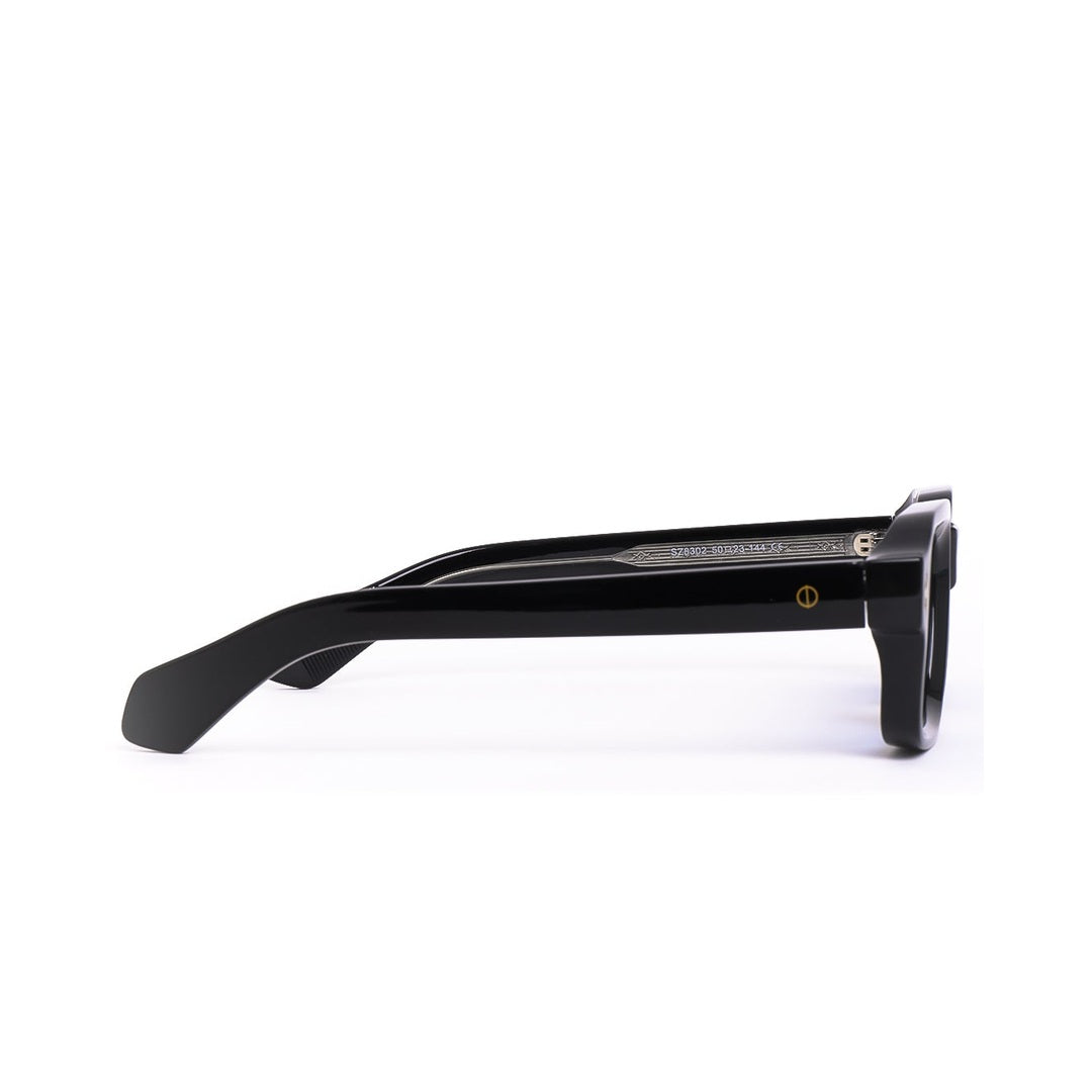 Perfil de las gafas de sol LOU de Solivo, mostrando su elegante montura negra y detalles de diseño, complementando cualquier outfit.