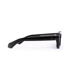 Perfil de las gafas de sol LOU de Solivo, mostrando su elegante montura negra y detalles de diseño, complementando cualquier outfit.