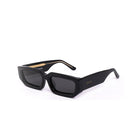 Lentes de sol LUA de Solivo en negro, mostrando un acabado sofisticado y estilo ideal para actividades al aire libre.