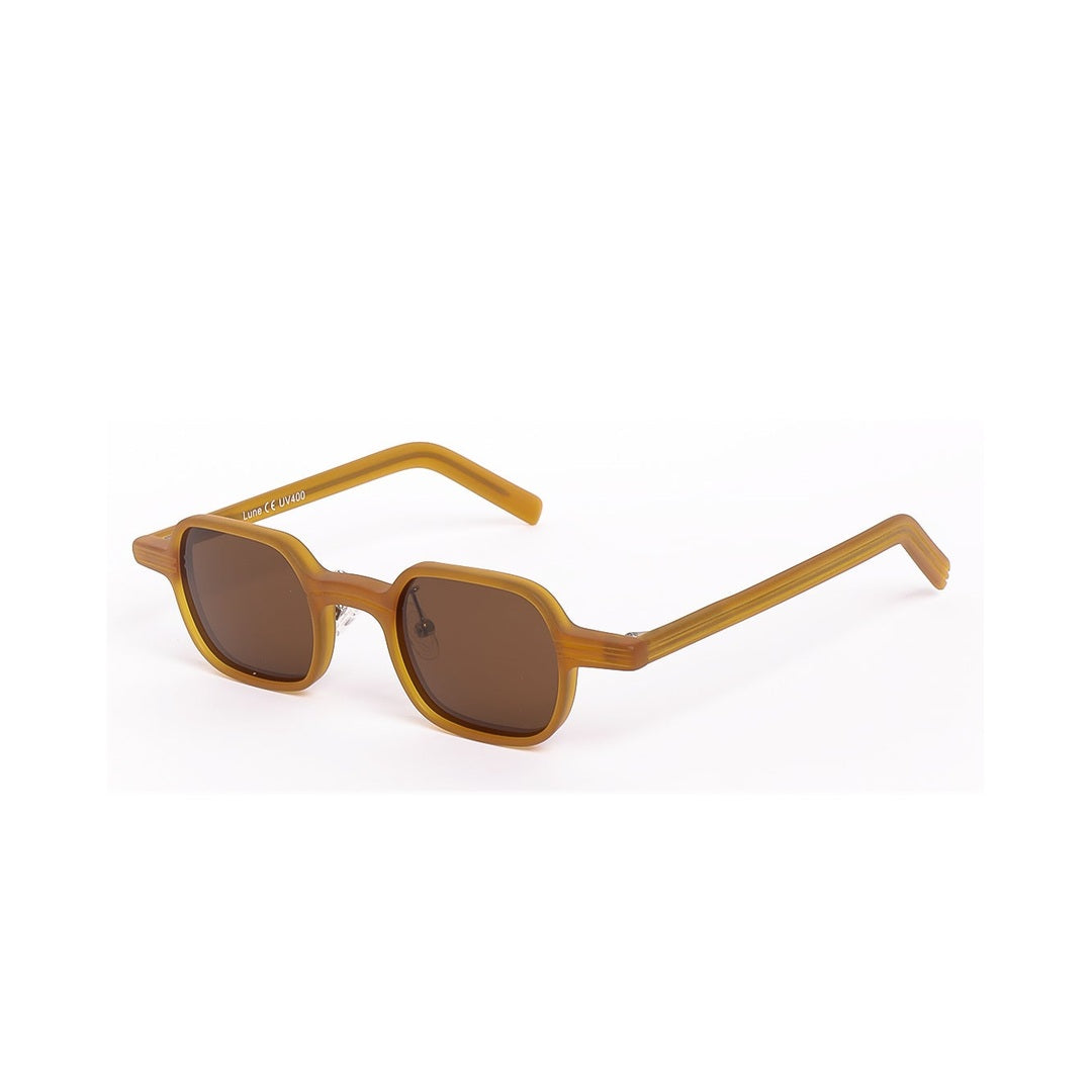 Lentes de sol LUNE de Solivo, mostrando una perspectiva lateral con un acabado premium y lentes oscuros, perfectos para el verano.