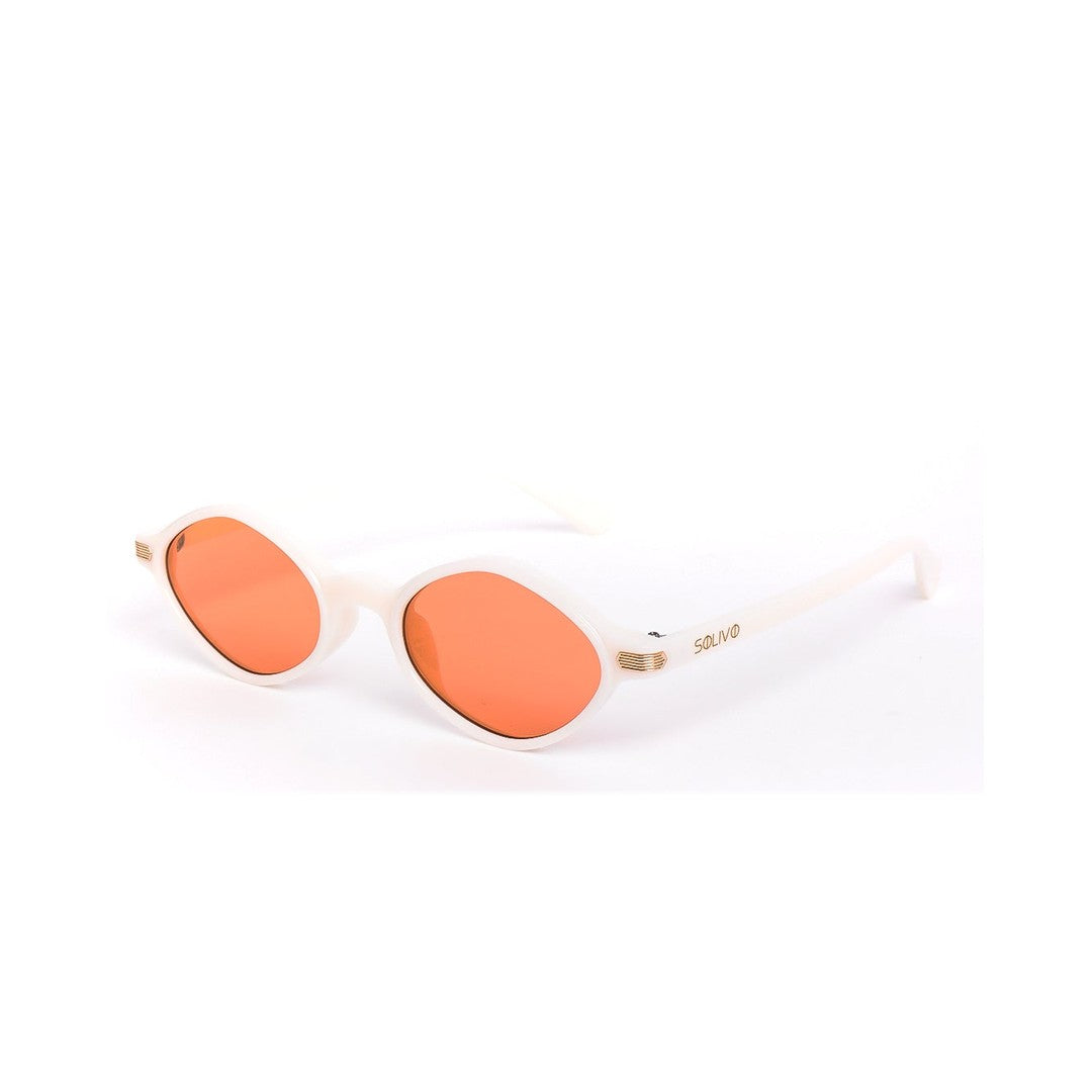 Lentes de sol MIAM de Solivo, con diseño moderno en color crema y lentes anaranjados, ideales para combinar estilo y protección UV400.