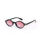 Vista lateral de los lentes MIAM de Solivo, con un marco negro y cristales rosas, perfectos para una apariencia chic y sofisticada.