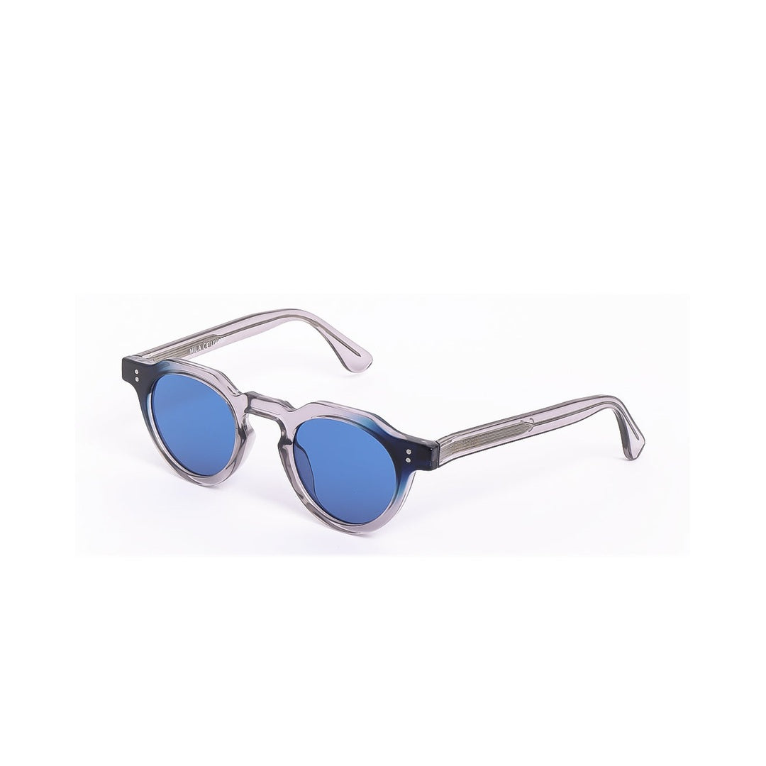 Lentes de sol MILA de Solivo en color azul, con diseño elegante y moderno, ideales para proteger tus ojos con estilo y funcionalidad.