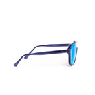 Lateral de las gafas de sol MIA - Azul de Solivo, mostrando su moderna silueta y materiales de alta calidad. Perfectas para días soleados y actividades al aire libre.