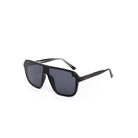 Vista lateral de los lentes de sol MIA de Solivo, con diseño contemporáneo en negro, ideales para una apariencia sofisticada y cómoda.