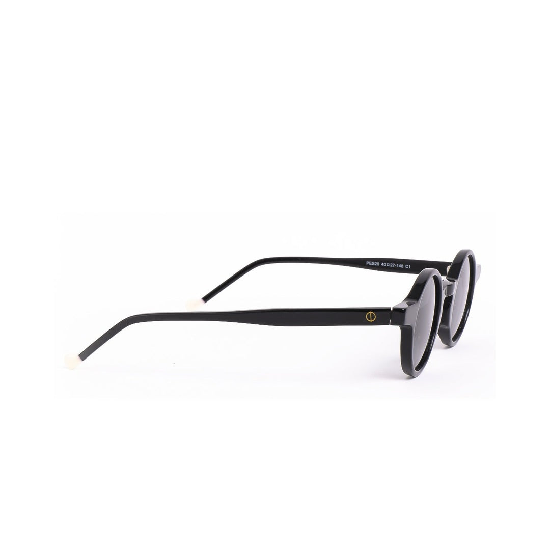 Detalles de la parte trasera de los lentes de sol MIRA - Negro de Solivo, mostrando su acabado premium y ajuste cómodo.