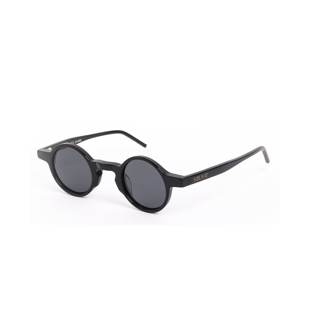Lentes de sol MIRA - Negro de Solivo en vista lateral, resaltando su sofisticación y estructura elegante para cualquier ocasión.