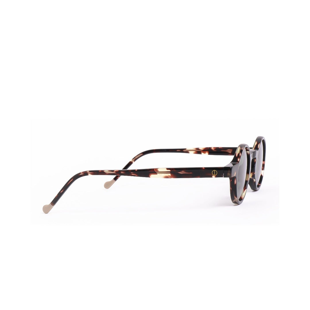 Vista lateral de los lentes de sol MIRA de Solivo, mostrando su estructura liviana y detalles de diseño, ideales para un look moderno y funcional.