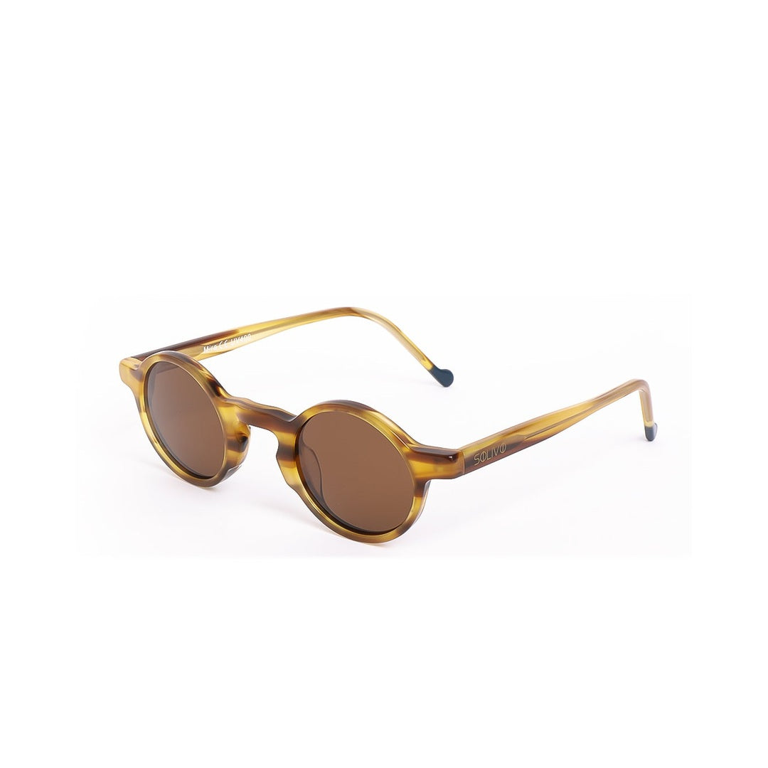 Lentes de sol MIRA de Solivo desde un ángulo lateral, destacando su estructura chic y polarizada, ideales para un toque de estilo en tus días soleados.