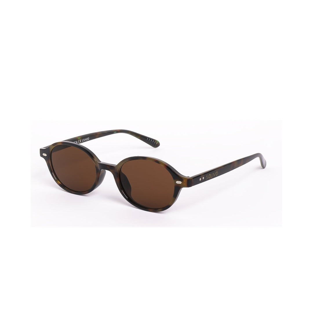 Vista lateral de las gafas de sol NYCA de Solivo, con diseño contemporáneo y lentes polarizados que ofrecen protección y estilo.