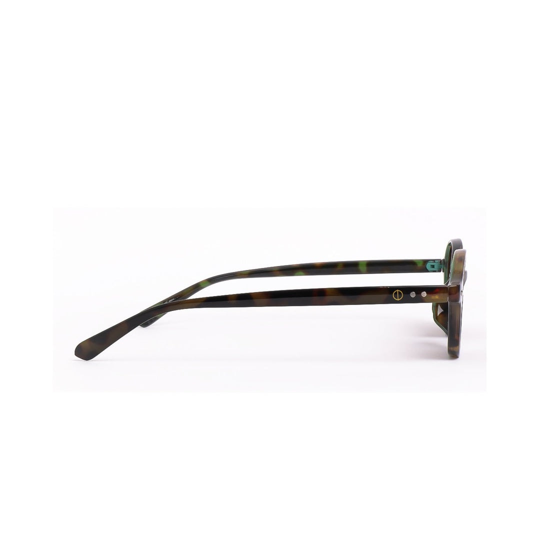 Gafas de sol NYCA de Solivo, destacando la montura estilizada y lentes oscuras, perfectas para disfrutar de actividades al aire libre con elegancia.