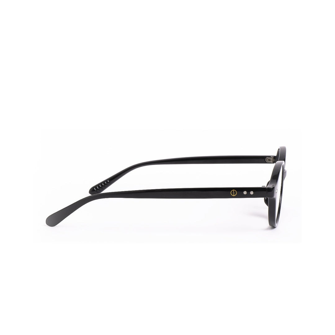 Lentes NYCA en color negro de Solivo, mostrando un diseño moderno y elegante, perfectos para la protección y estilo en días soleados.