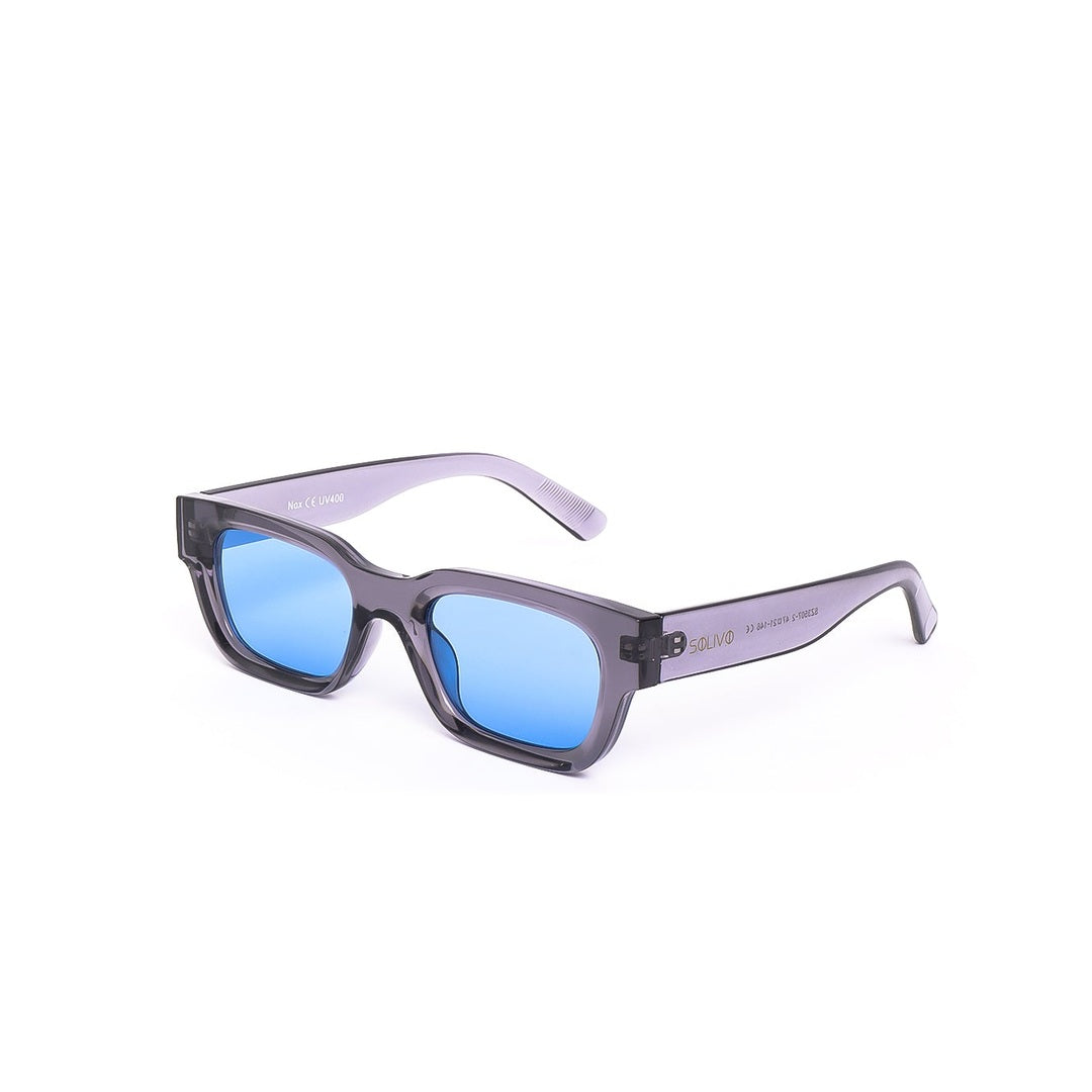 Lentes de sol NOX de Solivo en vista lateral, perfectos para cualquier look con cristales polarizados y marco gris celeste.