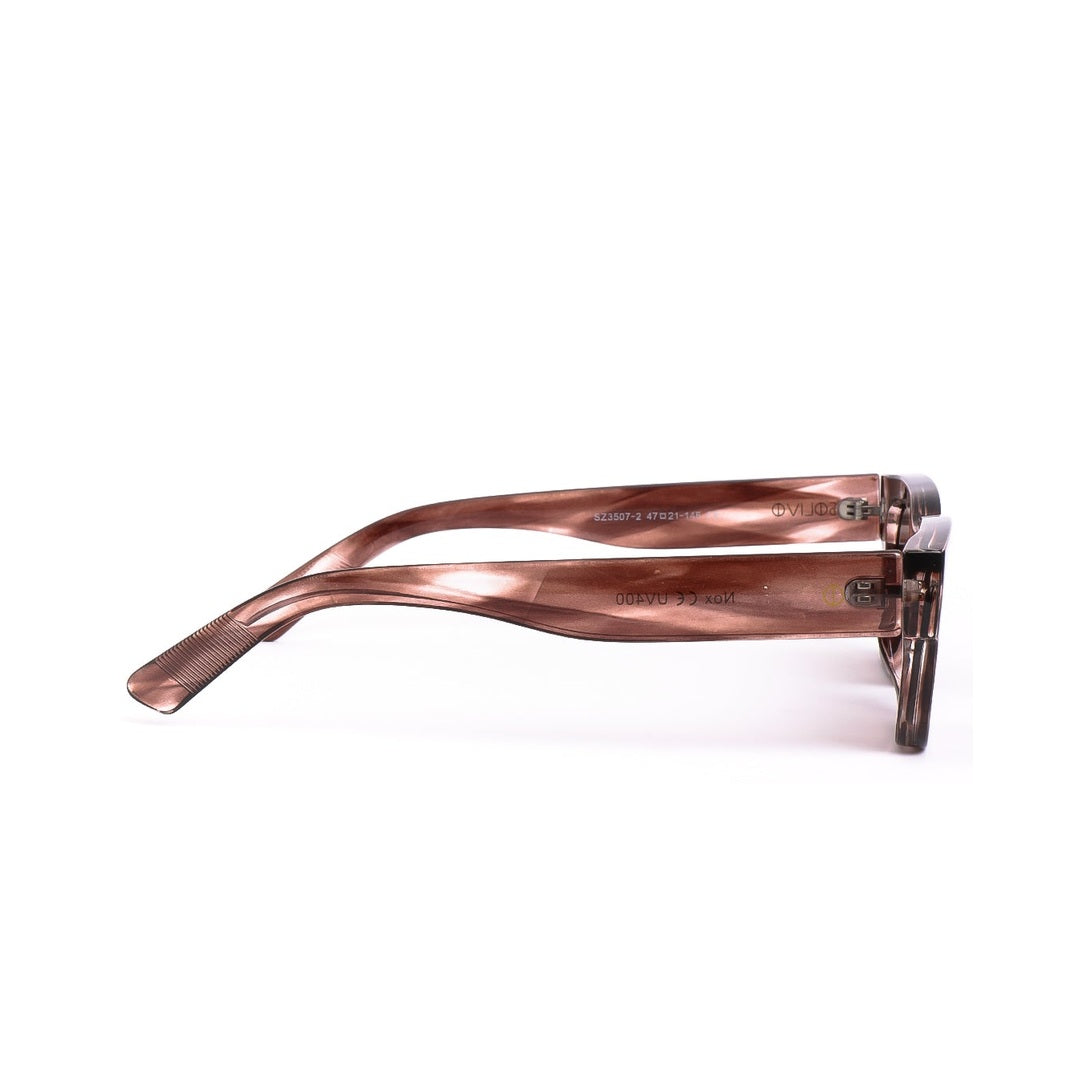 Detalle del brazo de los lentes de sol NOX de Solivo, resaltando su estructura de calidad y acabados elegantes, ideales para actividades al aire libre.