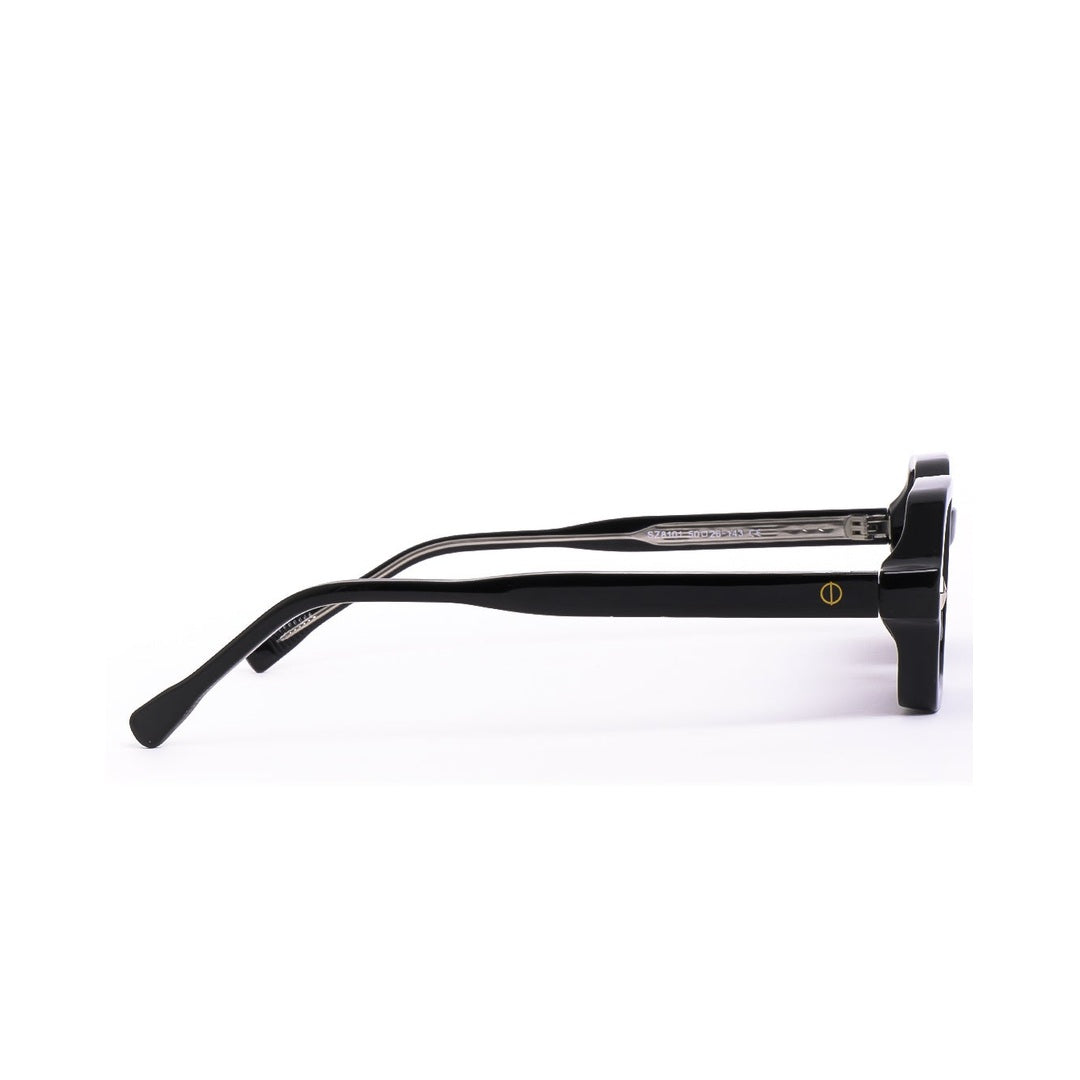 Lentes de sol NYX de Solivo, detalle del diseño en ángulo, que combina moda y funcionalidad para un look chic.