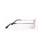 Vista lateral de los lentes de sol OSAK de Solivo, mostrando sus elegantes varillas doradas y detalles en negro, una opción perfecta para los que buscan estilo y funcionalidad.