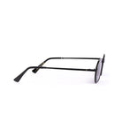 Lentes de sol OSAK de Solivo en color negro, mostrando su diseño elegante y contemporáneo, perfectos para protección UV y estilo moderno.