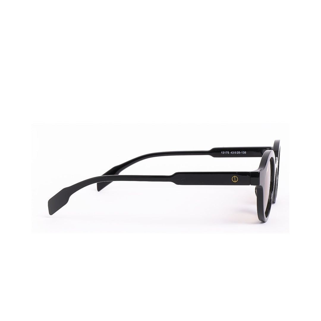 Detalle de la patilla de los lentes de sol PRAG de Solivo, con diseño estilizado y acabado en negro, combinando moda y funcionalidad.
