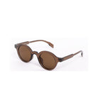 Vista lateral de los lentes de sol PRAG de Solivo, destacando su estructura contemporánea y lentes marrones.