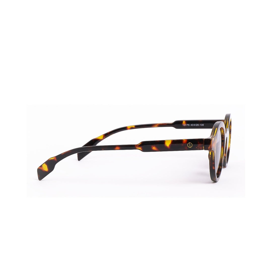 Perfil de las gafas de sol PRAG Carey Gris de Solivo, resaltando su estructura durable y diseño fashion, una elección perfecta para protegerse del sol.