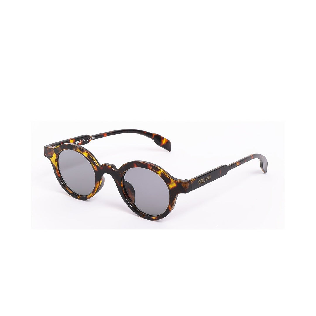 Vista lateral de las gafas de sol PRAG Carey Gris de Solivo, con estilo contemporáneo y detalle de marca, ideales para un look elegante.