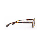 Vista lateral de los lentes de sol PRAG de Solivo, mostrando su diseño de montura carey y detalles distintivos para una apariencia chic.