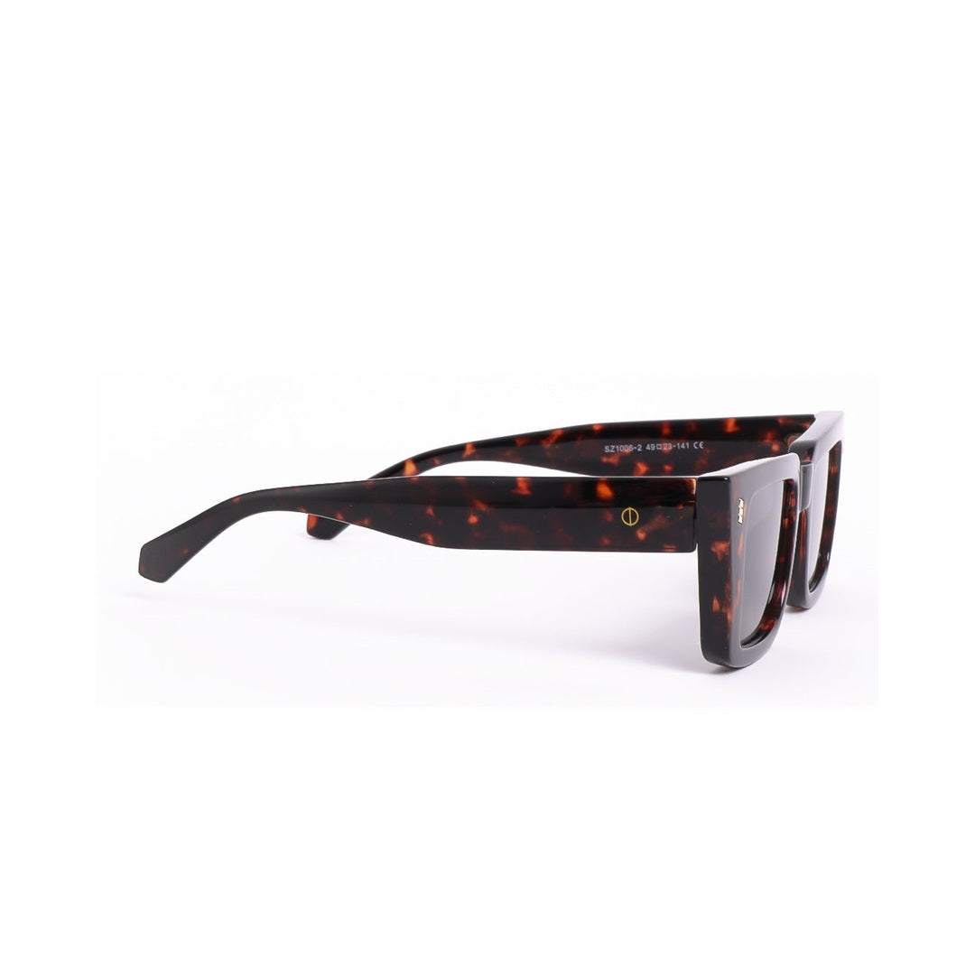 Lentes Ray de Solivo, mostrando la calidad de los materiales en un estilo actual, perfectos para cualquier atuendo.