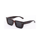 Vista lateral de los lentes Ray de Solivo, con lentes polarizados, perfectos para un look sofisticado bajo el sol.