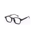 Lentes de sol REM de Solivo en ángulo, mostrando su diseño estilizado y moderno, ideales para la protección ocular y el estilo.