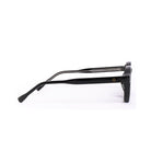 Vista lateral de los lentes de sol REM de Solivo, destacando su marco ligero y duradero, perfectos para el uso diario.