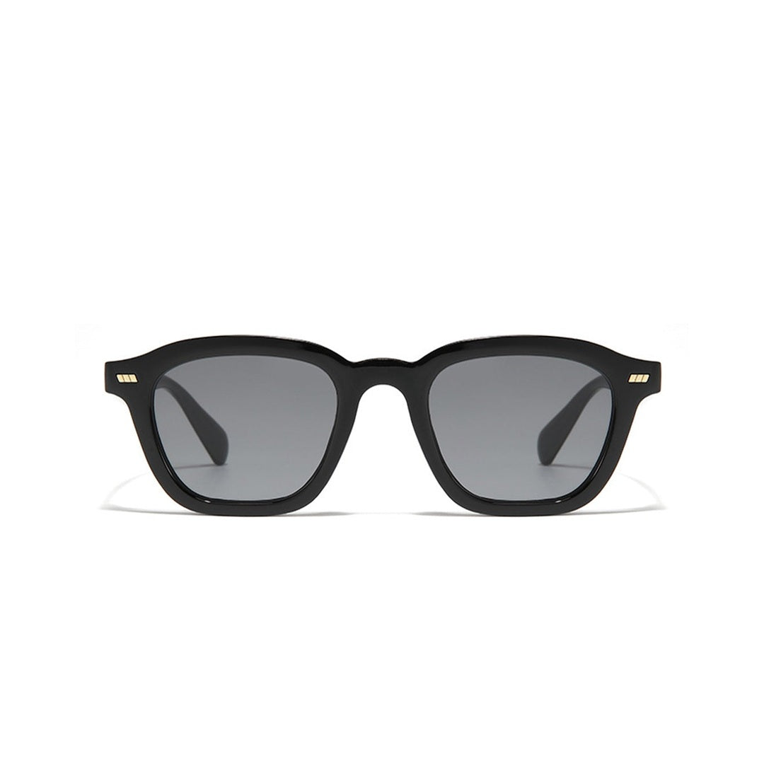 Lentes de sol RIO de Solivo con un diseño moderno y elegante, vista frontal en color negro con lentes oscuros, ideales para la protección y el estilo diario.