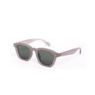 Lentes de sol RIO de Solivo en ángulo lateral, exhibiendo su estilo elegante y contemporáneo.