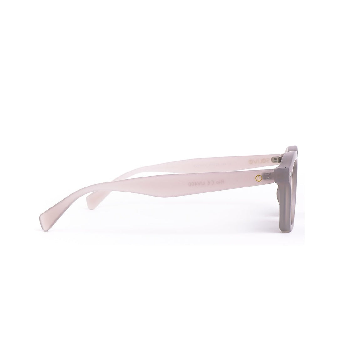Lentes de sol RIO de Solivo, mostrando un elegante diseño en ángulo lateral con patillas transparentes y un acabado gris moderno. Perfectos para un estilo contemporáneo y protección UV.