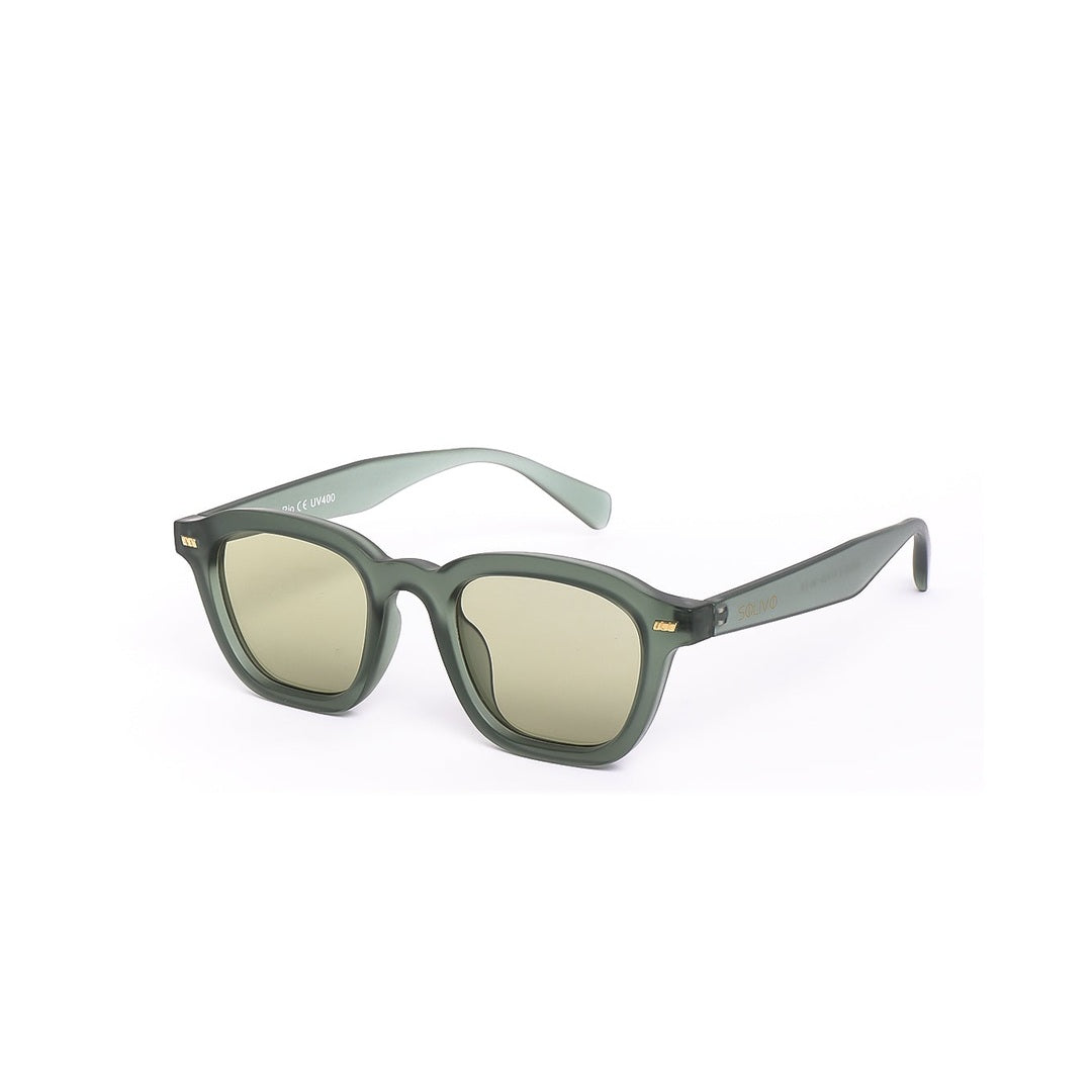 Lentes de sol RIO de Solivo, en ángulo lateral, exhibiendo su forma distintiva y color verde. Ideal para quienes buscan moda y protección UV400.