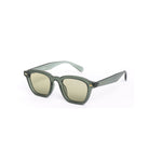 Lentes de sol RIO de Solivo, en ángulo lateral, exhibiendo su forma distintiva y color verde. Ideal para quienes buscan moda y protección UV400.