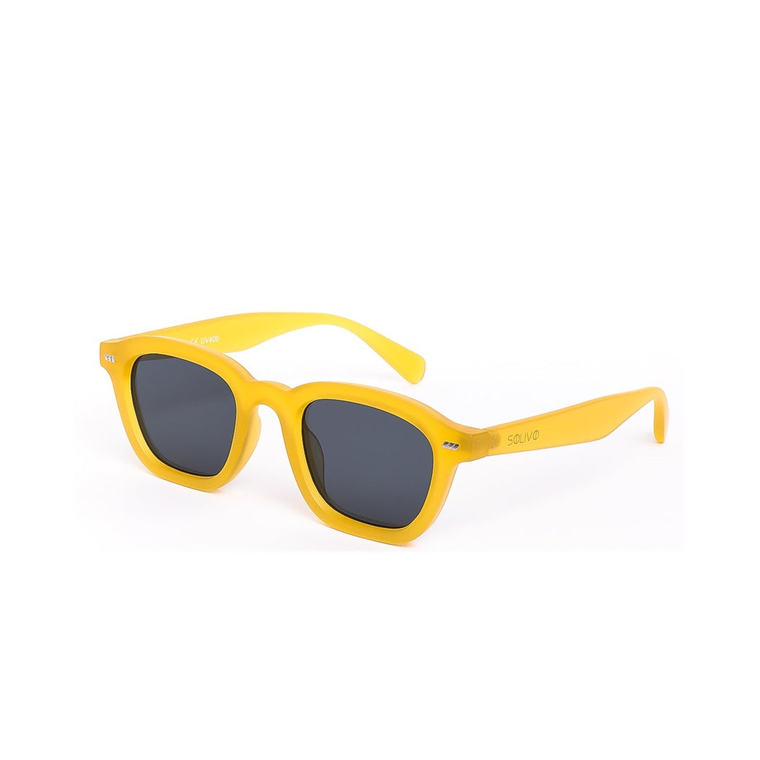 Gafas de sol RIO de Solivo en color amarillo, con diseño elegante y lentes oscuros.