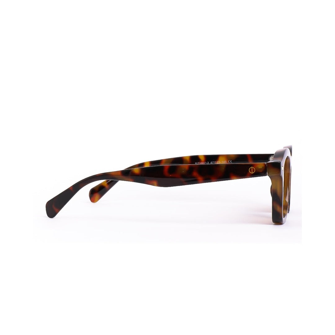 Lentes de sol RIO de Solivo en ángulo, destacando su construcción de calidad y diseño atractivo que mejora la apariencia.