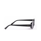 Vista lateral de las gafas de sol RONIZ - Negro de Solivo, mostrando el acabado elegante y las patillas estilizadas.