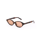 Lentes de sol SEOU - Carey de Solivo, vista lateral mostrando su estructura única y estilizada en color carey, ideales para días soleados.