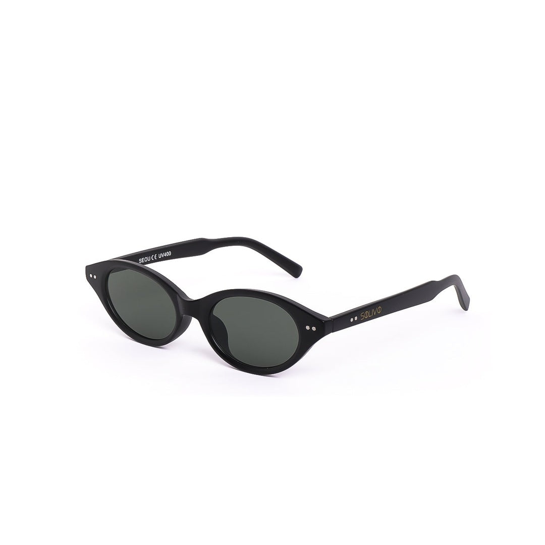 Gafas de sol SEOU de Solivo vistas de lado, con un diseño atractivo y contemporáneo en negro, ideales para complementar cualquier outfit y disfrutar al aire libre.