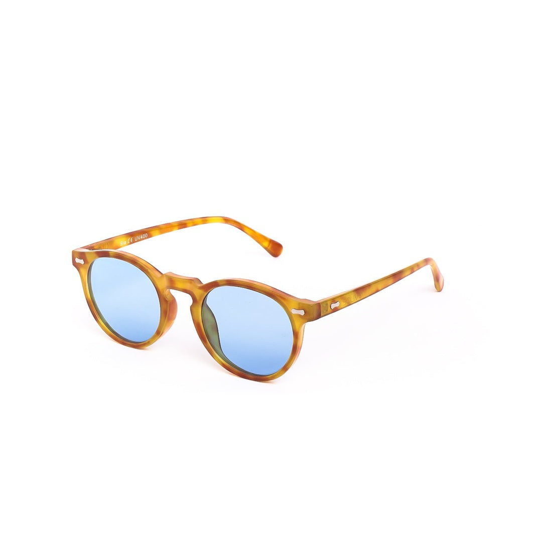 Gafas de sol SIA Carey Celeste de Solivo, vistas en ángulo lateral, montura marrón y cristales azules, ideales para un estilo chic.