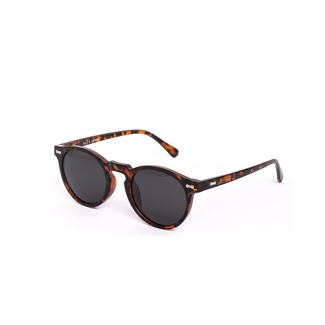 Lentes de sol SIA de Solivo, perspectiva lateral mostrando el diseño sofisticado y estilo contemporáneo, perfectos para cualquier ocasión.