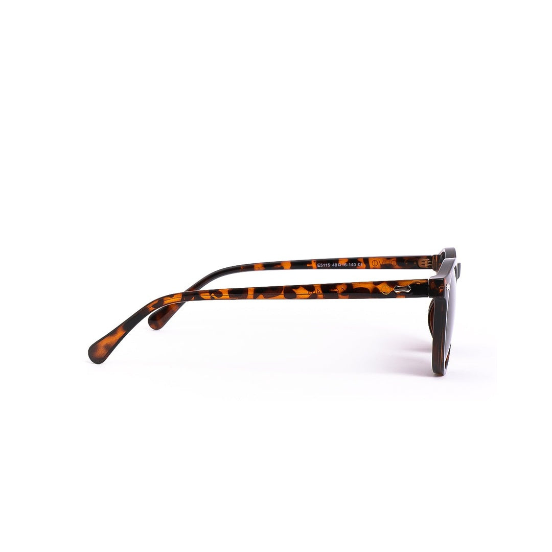 Lentes de sol SIA de Solivo, vista lateral destacando la calidad y el estilo, ideales para un look chic bajo el sol.