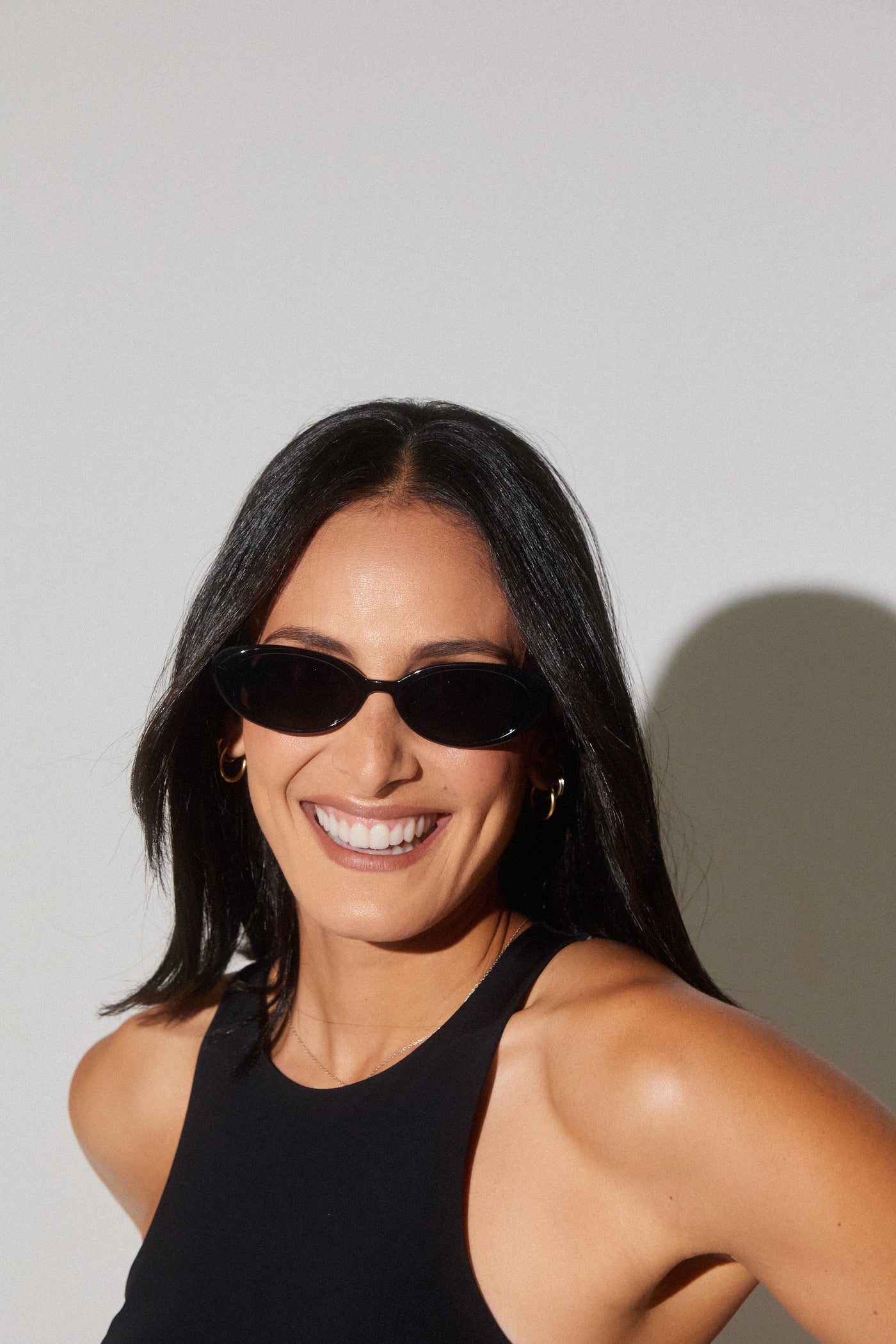 Lentes de sol RONIZ en Negro de Solivo, montura slim ovalada, foto de estilo de vida.