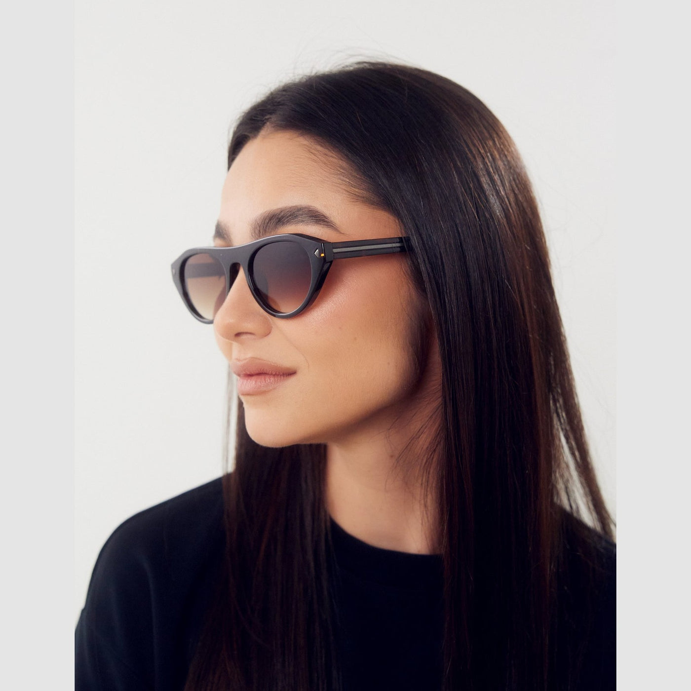 Detalle de los lentes de sol AMST Negro de Solivo Eyewear — filtro UV400, visión clara