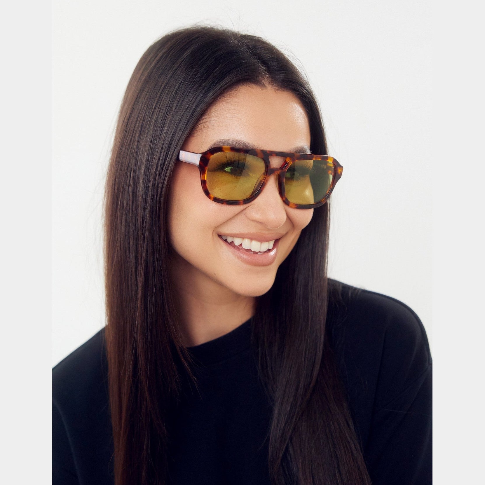 Vista de los lentes de sol Élan de Solivo Carey, mostrando sus lentes polarizados de alta calidad, perfectos para una visión clara en Costa Rica.