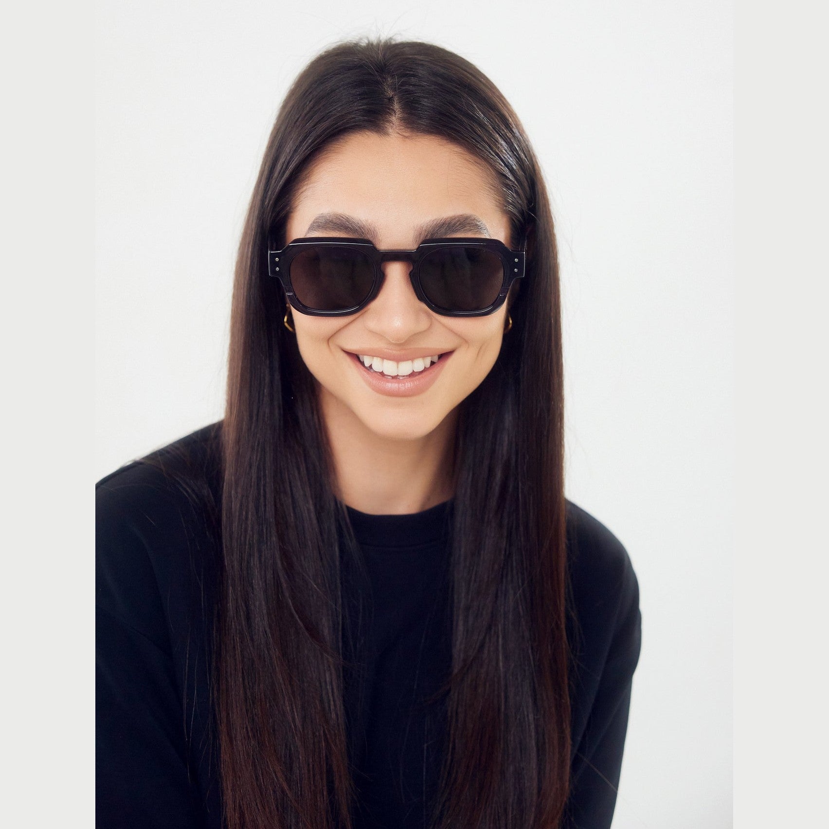 Lentes Elle de Solivo en colores negro gris, destacando su tecnología de lentes polarizados para una visión clara y protección ocular.